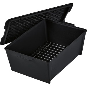 Enders Dutch Oven Switch Grid, une cocotte en fonte émaillée noire avec couvercle et support à côtes en acier inoxydable pour accessoires de barbecue.
