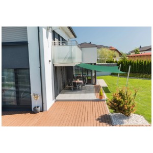 Voile d'ombrage carrée olive Windhager Capri 5x5m au-dessus d'une terrasse.