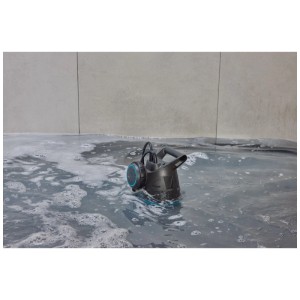 Pompe submersible Gardena 8600 Basic dans l'eau. Pompe électrique pour maison et jardin.