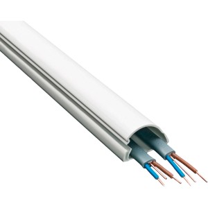 Goulotte de câbles D-Line blanche, 30x15 mm, 2 m de long, avec deux câbles à l'intérieur.