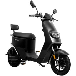 Schwarzer Yadea E-Scooter DE38 mit LED-Licht, bis 25 km/h schnell.