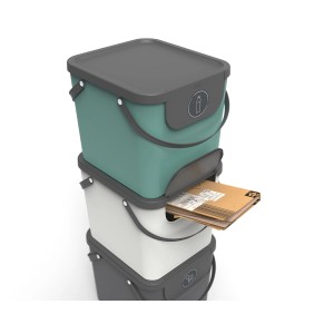 Sistema di contenitori per riciclaggio Rotho Albula 40 l impilati in bianco e verde con carta nella fessura.