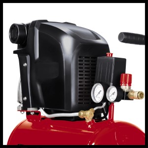 Gros plan du compresseur Einhell TE-AC 230/24 avec manomètre et réducteur de pression.