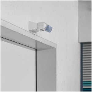 Rilevatore di movimento Steffen bianco IP65 con angolo di rilevamento di 180° montato a parete.
