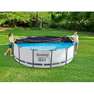 Copertura per piscina Bestway Flowclear, nera, Ø 366 cm, tirata sopra una piscina.