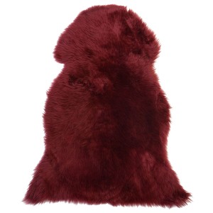 Burgunderroter, langhaariger Schaffellteppich Uluru (100-110 cm) für ein gemütliches Ambiente.