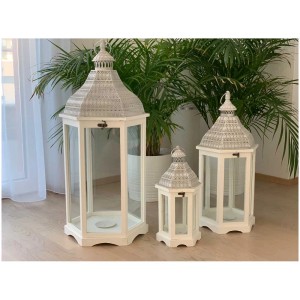 Trois lanternes en bois blanches, hexagonales, de différentes tailles. Lanternes décoratives pour intérieur et extérieur.