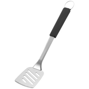 Spatola grill Enders in acciaio inox con paletta forata, manico soft-touch nero e anello.