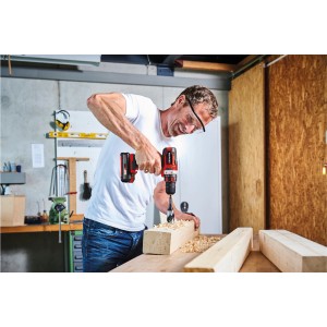 Visseuse-perceuse sans fil Einhell TE-CD 18/40-1 Li en utilisation pour percer du bois.