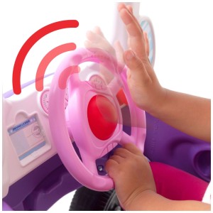 Primo piano: bambino al volante dell'auto cavalcabile Grow'n Up My Miss Coupe lilla-rosa.