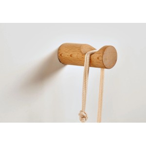 Hettich Wandhaken Typ 77 aus roher Buche, rund, an weißer Wand mit beigem Seil. Moderner Garderobenhaken.