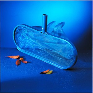 Épuisette de fond bleue pour manche télescopique avec feuilles sur fond bleu.