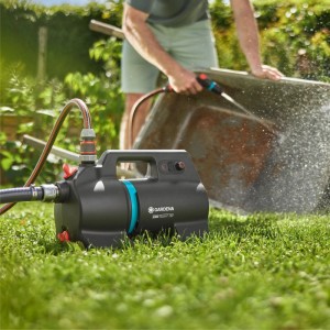 Gardena Pompe de jardin sans fil 3000 Silent 18V P4A Set en utilisation pour nettoyer une brouette.
