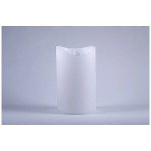 Weiße LED-Wachskerze mit 3 Dochten, 15x25 cm, für stimmungsvolle Beleuchtung im Innenbereich.