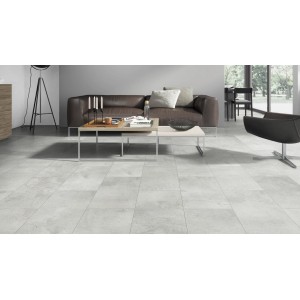 Heller Wohnraum mit Wand- und Bodenfliese Neo Vario Breccia in Steinoptik.