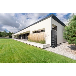 Waterform Cisterna Tower Stone antracite (350 l) davanti a casa moderna con giardino.