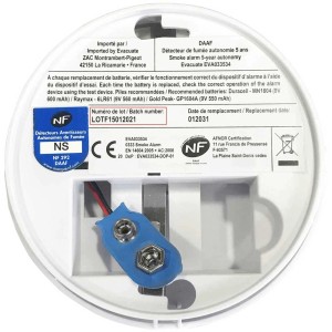 Détecteur de fumée EVA033534, vue arrière avec connexion de la batterie et détails techniques.