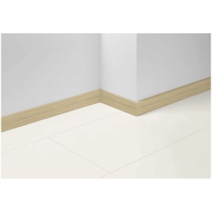 Plinthe Parador SL 18 Chêne D051 sur mur et sol blancs.