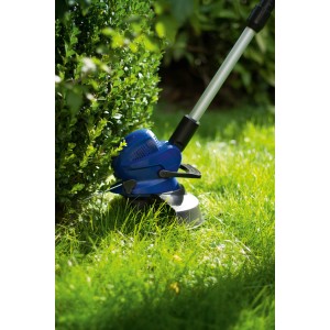 Cassette de fil LUX T 397 pour coupe-bordure en utilisation, coupe l'herbe près d'un buisson.