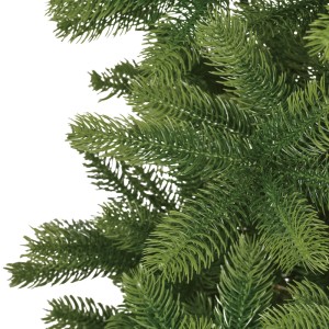 Primo piano della ghirlanda artificiale Nagano. Aghi in PE verdi e densi mostrano una texture realistica per ghirlande festive.