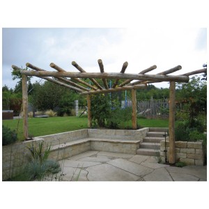 Pergola Pletscher en châtaignier dans un jardin, naturelle et rustique.