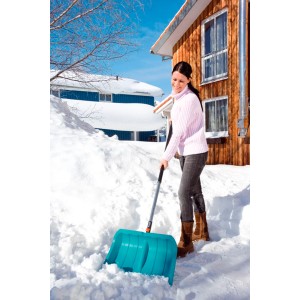 Donna che spalare la neve con la pala da neve Gardena Combisystem ES 50 (larghezza 50 cm).
