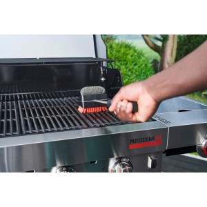 Spazzola per griglia Char-Broil Hot & Cool Clean in uso su griglia, utensile per griglia