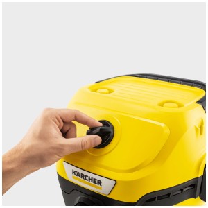 Aspirateur eau et poussière jaune Kärcher WD 3 V-17/6/20 Car avec la main sur le bouton.