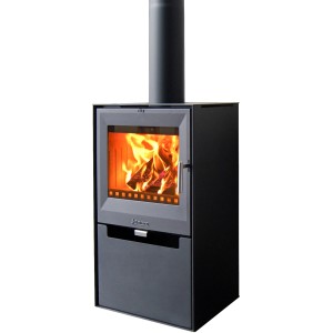Poêle Aduro 14 noir en acier, 6,5 kW, avec système automatique et bois brûlant dans le foyer.