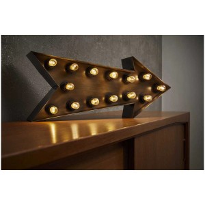 Osram LED Speziallampe in Pfeilform mit E14 Fassung, warmweiß, auf Kommode.