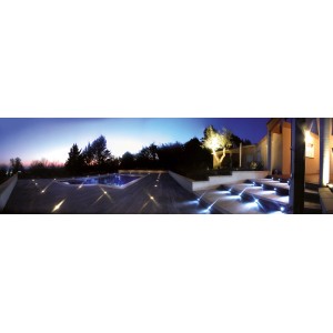 Giardino illuminato con faretti LED da incasso Easy Connect (blu) a bordo piscina e scale.