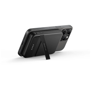 Batterie externe noire Ecoflow Rapid 5000 mAh avec support pliable fixée à un smartphone.