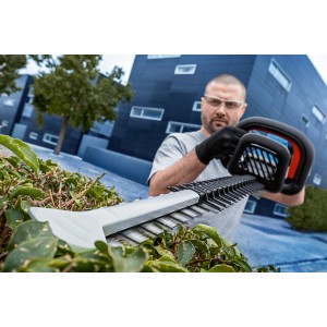 Taille-haie sans fil Bosch Professional GHE 18V-50 en utilisation, coupe de haies.