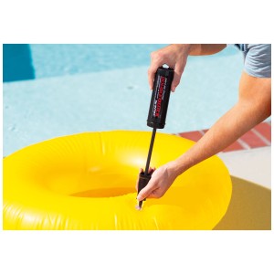 Pompe à main Intex Double Quick Mini gonflant une bouée jaune.