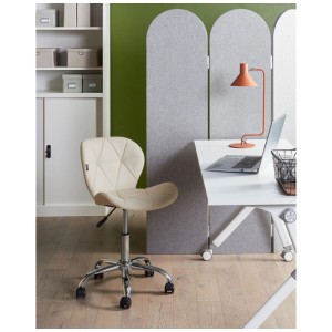 Sedia da ufficio Beliani Valetta in similpelle beige in un ufficio moderno.
