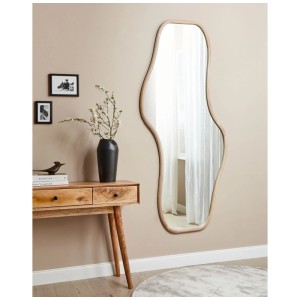 Specchio da parete Beliani Biollett con cornice asimmetrica in legno di Paulownia marrone.