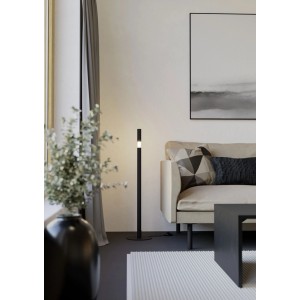 Lampada da terra LED Parabita Touch nero-bianca, accesa, accanto a divano in soggiorno moderno. Regolabile, dimmerabile.