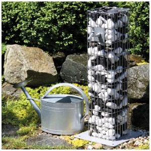 Gabionen-Wasserzapfsäule (90 cm) mit Steinen und Wasserhahn im Garten.