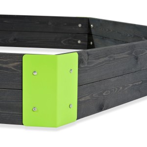 Dettaglio della sabbiera esagonale in legno grigio EXIT Aksent con angoli in metallo verde.