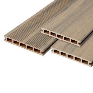 Lames de terrasse en WPC brun-gris fumé avec surface rainurée et profilé à chambre creuse.