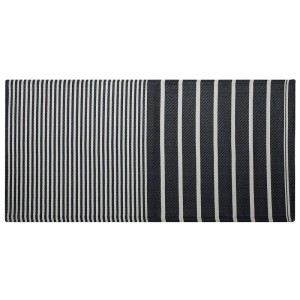 Rechteckiger Beliani Outdoor-Teppich Haldia 90x180 cm mit modernem Schwarz-Weiss-Streifenmuster aus Polypropylen.
