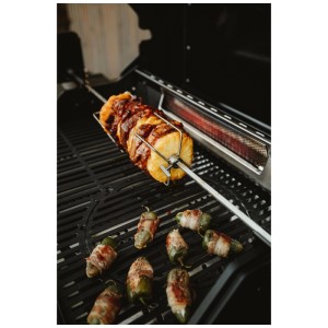 Enders Grillspiess Pro en acier inoxydable avec des aliments sur un grill. Ustensile de grill pour des résultats parfaits.