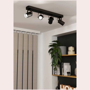 Faretto da soffitto a LED nero Eglo Sorego con quattro faretti orientabili. Ideale per spazi abitativi.