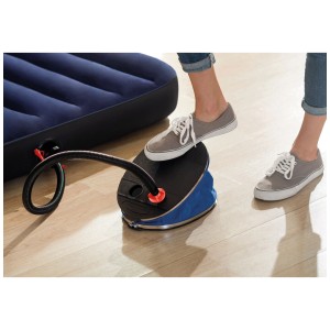 Pompe à pied Intex Giant Bellows en action, gonflant un matelas pneumatique.