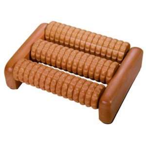 Rullo massaggiante per piedi in legno con tre rulli per relax e miglioramento della circolazione.