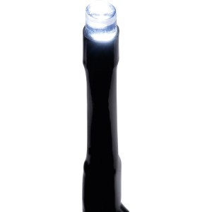 Gros plan d'une LED blanc froid allumée sur câble noir. Guirlande lumineuse LED OBI pour décoration extérieure.
