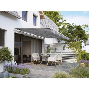 Tenda a braccio Aventura 4x2,5m grigio-bianca sopra il patio con tavolo e sedie.