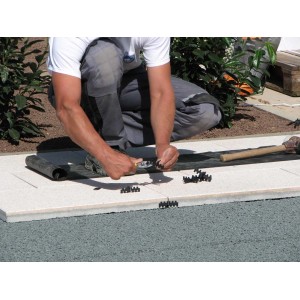 Verlegung von Terrassenplatten mit Fugenkreuzen für Aussenplatten aus Beton für gleichmäßiges Fugenbild.