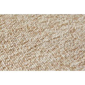 Gros plan du tapis en laine polaire Alvar Andiamo beige clair, vendu au mètre.