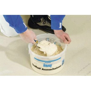 Un utente mescola lo stucco Knauf Uniflott in un secchio. Ideale per cartongesso in interni.